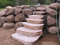 Boulder wall with step feature
